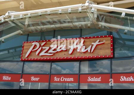 Maidenhead, Berkshire, Regno Unito. 4 maggio 2020. Il ristorante Pizza Hut a Maidenhead, Berkshire, rimane temporaneamente chiuso durante il Coronavirus Covid-19 Pandemic Lockdown. Credito: Maureen McLean/Alamy Foto Stock