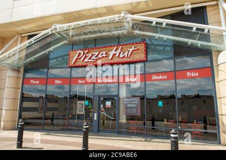 Maidenhead, Berkshire, Regno Unito. 4 maggio 2020. Il ristorante Pizza Hut a Maidenhead, Berkshire, rimane temporaneamente chiuso durante il Coronavirus Covid-19 Pandemic Lockdown. Credito: Maureen McLean/Alamy Foto Stock