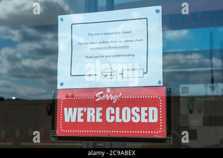 Maidenhead, Berkshire, Regno Unito. 4 maggio 2020. Il ristorante Pizza Hut a Maidenhead, Berkshire, rimane temporaneamente chiuso durante il Coronavirus Covid-19 Pandemic Lockdown. Credito: Maureen McLean/Alamy Foto Stock