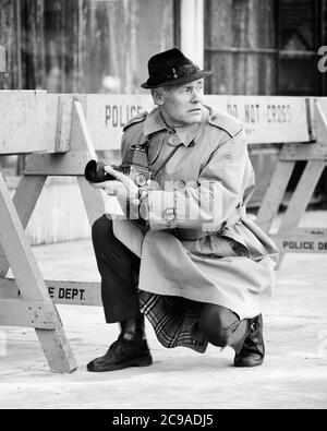 1970 FOTOGRAFO PROFESSIONISTA UOMO CHE INDOSSA TRENCH CAPPOTTO E CAPPELLO A SCATTO CHE SI INGINOCCHIANO DALLA BARRIERA DELLA POLIZIA CHE GUARDA INDIETRO SULLA SPALLA - U1832 HAR001 HAR001 HARS FOTOGRAFO FACCIALE COMUNICAZIONE CARRIERA SICUREZZA PUBBLICO CONCORRENZA INFORMAZIONI STILE DI VITA CELEBRAZIONE LAVORI EVENTO COPIA SPAZIO PERSONE A LUNGHEZZA INTERA ISPIRAZIONE MASCHI RISCHIO PROFESSIONE REGISTRAZIONE CONFIDENZA ESPRESSIONI B&W OBIETTIVI INGINOCCHIARE VISIONE ABILITÀ OCCUPAZIONE ABILITÀ AVVENTURA SCOPERTA TRINCEA CORAGGIO E CARRIERE SCELTA ECCITAZIONE CONOSCENZA FOTOGRAFARE DA OPPORTUNITY AUTORITÀ OCCUPAZIONI POLITICA IMMAGINAZIONE CONCETTUALE INVESTIGAZIONE ELEGANTE BARRIERA Foto Stock