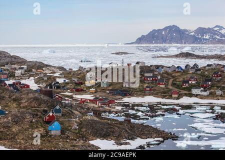 Insediamento di Kulusuk nella Groenlandia orientale. Alloggiamento colourful, rialzato sopra terra in stili architettonici vernacolari. Foto Stock