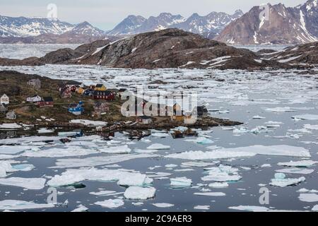 Insediamento di Kulusuk nella Groenlandia orientale. Alloggiamento colourful, rialzato sopra terra in stili architettonici vernacolari. Foto Stock