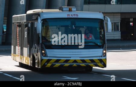 2 luglio 2019 Mosca, Russia. Autobus passeggeri all'aeroporto di Vnukovo Foto Stock