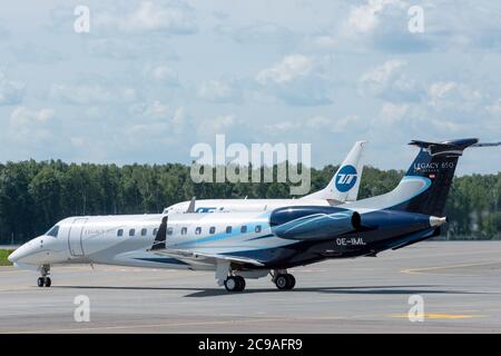 2 luglio 2019, Mosca, Russia. Aereo Embraer ERJ-135 Avcon Jet all'aeroporto di Vnuovo a Mosca. Foto Stock