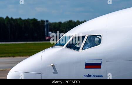 2 Luglio 2019, Mosca, Russia. Aereo Boeing 737-800 Pobeda compagnia aerea all'aeroporto di Vnukovo a Mosca. Foto Stock