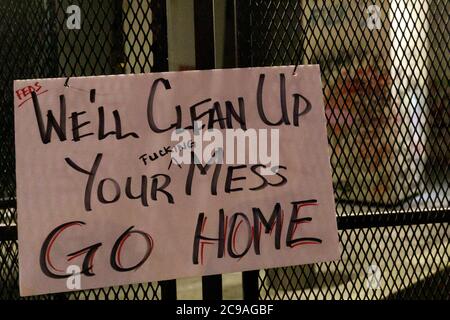 Portland, Stati Uniti. 29 luglio 2020. Quasi un migliaio di manifestanti si sono radunati fuori dal tribunale federale di Hatfield a Portland, Oregon, la notte del 28 luglio 2020 per la 62a notte consecutiva, protestando per la presenza di ufficiali federali nella città, e continuando le proteste Black Lives Matter. I dimostranti gettarono bottiglie e fuochi d'artificio, e gli agenti federali usarono gas lacrimogeni e munizioni meno letali. © John Rudoff 2020 Credit: Sipa USA/Alamy Live News Foto Stock