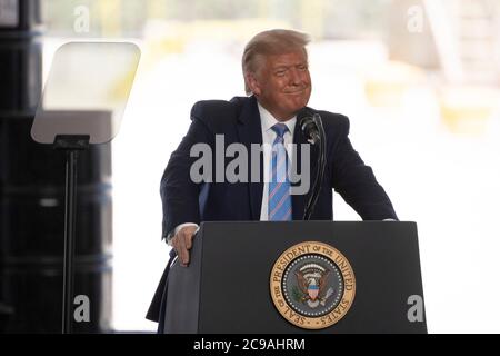 Midland, Texas USA 29 luglio 2020: Il presidente degli Stati Uniti DONALD TRUMP parla agli ospiti invitati vicino al carro di perforazione Latshaw n. 9, situato nel sito Double Eagle Well vicino a Midland. Credit: Bob Daemmrich/Alamy Live News Foto Stock