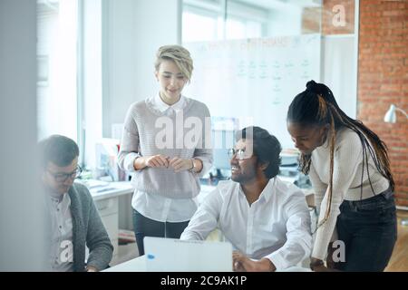 un team attivo che ha organizzato una conferenza online nella sala d'ufficio con una parete in vetro. primo piano. Foto Stock