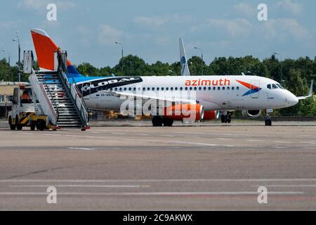 2 Luglio 2019, Mosca, Russia. Aereo Sukhoi Superjet 100 Azimut Airlines all'aeroporto di Vnukovo a Mosca. Foto Stock