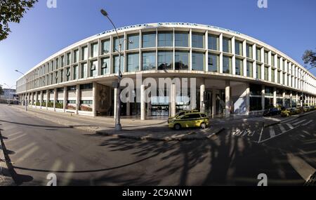 RIO DE JANEIRO, BRASILE - 18 luglio 2020: Ampia vista dell'ingresso principale e della facciata esterna della città di Santos Dumont aeroporto con nessuno intorno e un parcheggio taxi Foto Stock