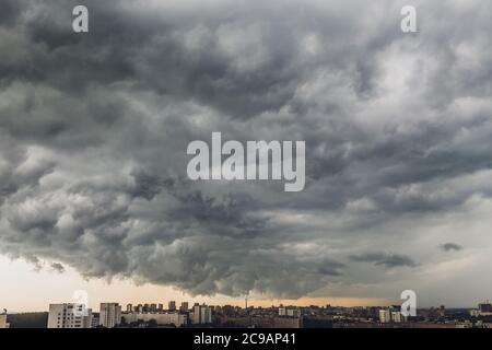 Prima di pioggia forte tempesta. Sul cielo è coperto da tutte le nuvole. Un sacco di fulmini e vento forte. Foto Stock