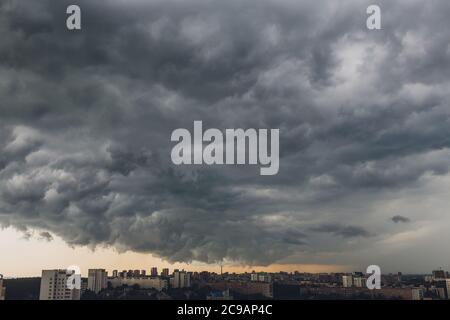 Prima di pioggia forte tempesta. Sul cielo è coperto da tutte le nuvole. Un sacco di fulmini e vento forte. Foto Stock