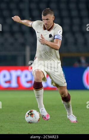 29 luglio 2020; Stadio Olimpico Grande Torino, Torino, Piemonte, Italia; Serie A Football, Torino contro Roma; Edin Dzeko di COME Roma sul pallone Foto Stock