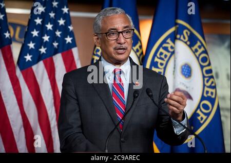 Il rappresentante degli Stati Uniti Bobby Scott (democratico della Virginia), si unisce al presidente della Camera dei rappresentanti degli Stati Uniti Nancy Pelosi (democratico della California), E altri Democratici della Camera per una conferenza stampa in vista dei voti della Camera su H.R. 7027 - The Child Care is Essential Act e H.R. 7327 - The Child Care for Economic Recovery Act, presso il Capitol Hill a Washington, DC., mercoledì 29 luglio 2020. Credito: Rod Lamkey/CNP/MediaPunch Foto Stock