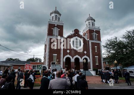 Selma, ALABAMA, Stati Uniti. 25 luglio 2020. La folla guarda come una guardia d'onore porta la bara del deputato democratico della Georgia e il leader dei diritti civili John Lewis nella Brown Chapel AME Church a Selma, Alabama USA, il 25 luglio 2020. Lewis morì il 17 luglio 2020 all'età di 80 anni dopo la diagnosi di cancro al pancreas nel dicembre 2019. Credit: DaN Anderson/ZUMA Wire/Alamy Live News Foto Stock