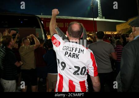 Londra, 29 luglio 2020 UN sostenitore clenches il suo pugno mentre celebra la vittoria mentre indossa una maglia di Griffin Park 19-20 - General View di Griffin Park, Brentford Football Club, nell'ultima notte di calcio nella loro casa storica (dal 1904) prima che si trasferiscono alla loro nuova terra, Brentford Community Stadium. Andrew Fosker / Alamy Live News Foto Stock