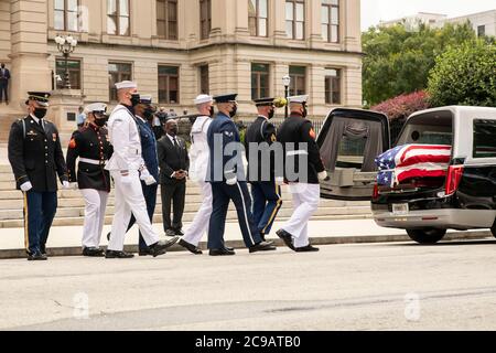 Atlanta, Georgia, Stati Uniti. 29 luglio 2020. Migliaia di persone si riuniscono al Campidoglio della Georgia per rendere omaggio al Rep. John Lewis mentre il suo corpo si trova nello stato. Credit: Steve Eberhardt/ZUMA Wire/Alamy Live News Foto Stock