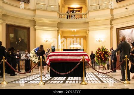 Atlanta, Georgia, Stati Uniti. 29 luglio 2020. Migliaia di persone si riuniscono al Campidoglio della Georgia per rendere omaggio al Rep. John Lewis mentre il suo corpo si trova nello stato. Credit: Steve Eberhardt/ZUMA Wire/Alamy Live News Foto Stock