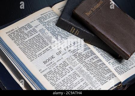 La Bibbia si apre al Libro dei Salmi, con libro di preghiera comune e copia del nuovo Testamento posto in cima Foto Stock