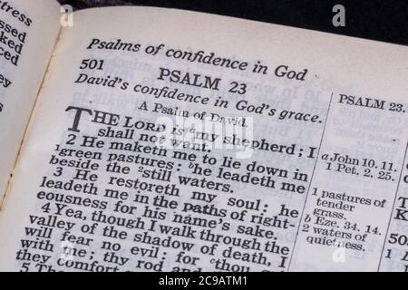 La Bibbia si apre al Salmo 23; il Signore è il mio Pastore Foto Stock