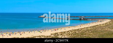 Punta della penna, vasto, Italia - Luglio 2020: Un panorama della bellissima spiaggia di Punta penna in Abruzzo, mare Adriatico. Molte persone godono di Foto Stock