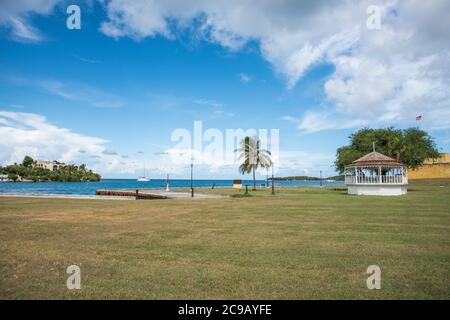 Christiansted, St. Croix, USVI-Ottobre 22,2019: Area fronte porto con gazebo, nave nautica e l'Hotel on the Cay a St. Croix nella USVI Foto Stock