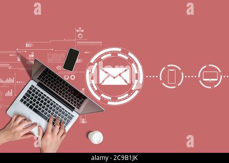 Concetto di comunicazione e-mail con mani e computer portatile. Foto Stock