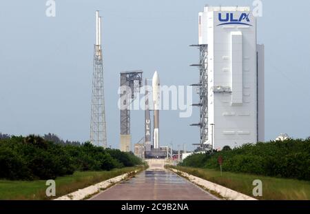 29 luglio 2020 - Cape Canaveral, Florida, Stati Uniti - un razzo Atlas V con la perseveranza della NASA rover è pronto per il lancio domani mattina al pad 41 presso la stazione dell'aeronautica di Cape Canaveral il 29 luglio 2020 a Cape Canaveral, Florida. Come componente chiave della missione di Marte 2020, la perseveranza è prevista per atterrare sul pianeta Rosso nel febbraio 2021, dove cercherà segni di vita antica e raccoglierà campioni di roccia e suolo per un eventuale ritorno sulla Terra. (Paul Hennessy/Alamy Live News) Foto Stock