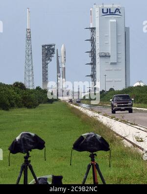 29 luglio 2020 - Cape Canaveral, Florida, Stati Uniti - si vedono telecamere remote allestite vicino a un razzo Atlas V con la perseveranza rover della NASA pronta per il lancio domani mattina al pad 41 presso la Cape Canaveral Air Force Station il 29 luglio 2020 a Cape Canaveral, Florida. Come componente chiave della missione di Marte 2020, la perseveranza è prevista per atterrare sul pianeta Rosso nel febbraio 2021, dove cercherà segni di vita antica e raccoglierà campioni di roccia e suolo per un eventuale ritorno sulla Terra. (Paul Hennessy/Alamy Live News) Foto Stock