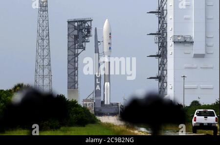 29 luglio 2020 - Cape Canaveral, Florida, Stati Uniti - un razzo Atlas V con la perseveranza della NASA rover è pronto per il lancio domani mattina al pad 41 presso la stazione dell'aeronautica di Cape Canaveral il 29 luglio 2020 a Cape Canaveral, Florida. Come componente chiave della missione di Marte 2020, la perseveranza è prevista per atterrare sul pianeta Rosso nel febbraio 2021, dove cercherà segni di vita antica e raccoglierà campioni di roccia e suolo per un eventuale ritorno sulla Terra. (Paul Hennessy/Alamy Live News) Foto Stock