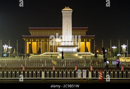 Piazza Tiananmen: Monumento agli Eroi del Popolo e al Mausoleo di Mao Zedong. Pechino, Cina Foto Stock