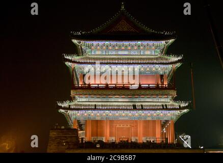 Zhengyangmen Gate (Qianmen) in Piazza Tiananmen di notte. Pechino, Cina Foto Stock