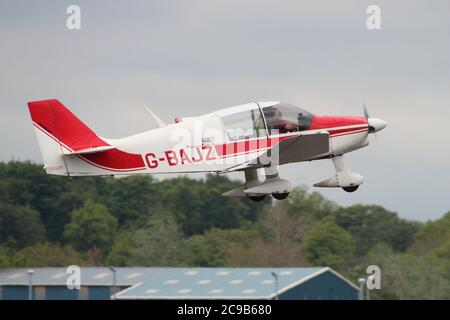 G-BAJZ, un Robin DR400/120 Dauphin 2+2 di proprietà e gestito da Prestwick Flying Club, nella sua casa di base a Prestwick International Airport in Ayrshire Foto Stock