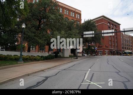 Dallas, Texas, Stati Uniti. 29 luglio 2020. Una X segna il punto su Elm Street dove il presidente John F. Kennedy è stato ucciso da Lee Harvey Oswald dal Texas School Book Depository, ora noto come Dallas County Administration Building, un edificio a sette piani di fronte a Dealey Plaza a Dallas, Texas. Credit: Bryan Smith/ZUMA Wire/Alamy Live News Foto Stock