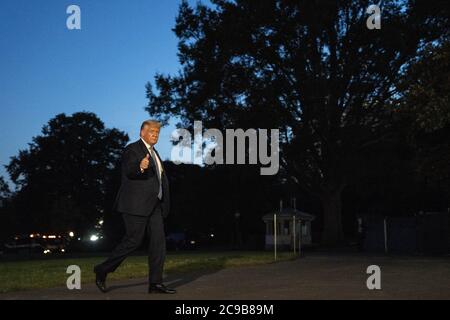 Washington, Stati Uniti. 29 luglio 2020. Il presidente degli Stati Uniti Donald Trump cammina lungo il South Lawn da Marine One alla Casa Bianca a Washington, DC, Stati Uniti, mercoledì 29 luglio 2020. Il presidente Trump si è recato in Texas per visitare la Double Eagle Energy Oil Rig. Foto di Sarah Silbiger/UPI Credit: UPI/Alamy Live News Foto Stock