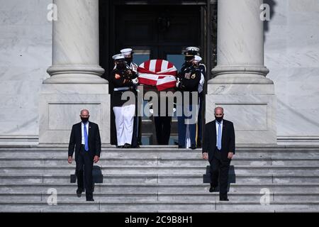 Il casket del pioniere dei diritti civili e da tempo rappresentante degli Stati Uniti John Lewis (democratico della Georgia), che è morto il 17 luglio, è trasportato mentre si allontana dal Campidoglio degli Stati Uniti dopo aver mentito nello stato a Washington, Stati Uniti, 29 luglio 2020. Credit: Erin Scott/Pool via CNP | utilizzo in tutto il mondo Foto Stock