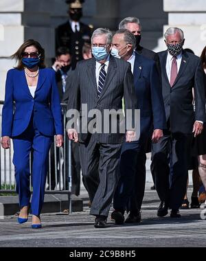 Membri della leadership del Congresso, tra cui il Presidente della Camera dei rappresentanti degli Stati Uniti Nancy Pelosi (democratico della California), il leader della maggioranza del Senato statunitense Mitch McConnell (repubblicano del Kentucky), il leader delle minoranze del Senato americano Chuck Schumer (democratico di New York), il leader delle minoranze della Camera degli Stati Uniti Kevin McCarthy (repubblicano della California) E il leader della maggioranza della Camera degli Stati Uniti Steny Hoyer (democratico del Maryland) arrivano per vedere il cazzo del rappresentante degli Stati Uniti John Lewis (democratico della Georgia), un pioniere dei diritti civili e membro da tempo del Congresso morto il 17 luglio, lasciare il Campidoglio degli Stati Uniti dopo aver mentato nello stato in Foto Stock