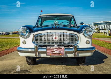 Daytona Beach, FL / USA - 25 marzo 2018: Restaurato 1960 Nash Metropolitan da American Motos compatta auto alla primavera 2018 Daytona Turkey Run. Foto Stock