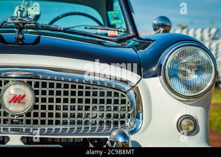 Daytona Beach, FL / USA - 25 marzo 2018: Restaurato 1960 Nash Metropolitan da American Motos compatta auto alla primavera 2018 Daytona Turkey Run. Foto Stock