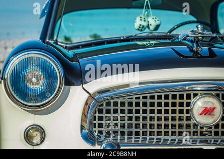 Daytona Beach, FL / USA - 25 marzo 2018: Restaurato 1960 Nash Metropolitan da American Motos compatta auto alla primavera 2018 Daytona Turkey Run. Foto Stock