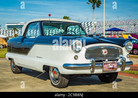 Daytona Beach, FL / USA - 25 marzo 2018: Restaurato 1960 Nash Metropolitan da American Motos compatta auto alla primavera 2018 Daytona Turkey Run. Foto Stock