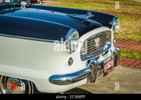 Daytona Beach, FL / USA - 25 marzo 2018: Restaurato 1960 Nash Metropolitan da American Motos compatta auto alla primavera 2018 Daytona Turkey Run. Foto Stock