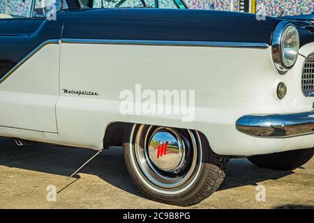 Daytona Beach, FL / USA - 25 marzo 2018: Restaurato 1960 Nash Metropolitan da American Motos compatta auto alla primavera 2018 Daytona Turkey Run. Foto Stock