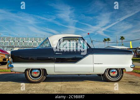 Daytona Beach, FL / USA - 25 marzo 2018: Restaurato 1960 Nash Metropolitan da American Motos compatta auto alla primavera 2018 Daytona Turkey Run. Foto Stock