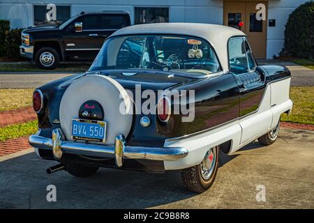 Daytona Beach, FL / USA - 25 marzo 2018: Restaurato 1960 Nash Metropolitan da American Motos compatta auto alla primavera 2018 Daytona Turkey Run. Foto Stock