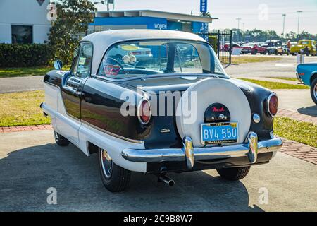 Daytona Beach, FL / USA - 25 marzo 2018: Restaurato 1960 Nash Metropolitan da American Motos compatta auto alla primavera 2018 Daytona Turkey Run. Foto Stock