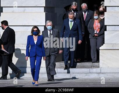 Membri della leadership del Congresso, tra cui il Presidente della Camera dei rappresentanti degli Stati Uniti Nancy Pelosi (democratico della California), il leader della maggioranza del Senato statunitense Mitch McConnell (repubblicano del Kentucky), il leader delle minoranze del Senato americano Chuck Schumer (democratico di New York), il leader delle minoranze della Camera degli Stati Uniti Kevin McCarthy (repubblicano della California) E il leader della maggioranza della Camera degli Stati Uniti Steny Hoyer (democratico del Maryland) arrivano per vedere il cazzo del rappresentante degli Stati Uniti John Lewis (democratico della Georgia), un pioniere dei diritti civili e membro da tempo del Congresso morto il 17 luglio, lasciare il Campidoglio degli Stati Uniti dopo aver mentato nello stato in Foto Stock