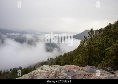 Nuvole sotto il Mogollon Rim dopo una tempesta estiva monsone. Foto Stock