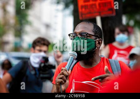 Sean Blackmon del Partito per il socialismo e la Liberazione parla prima di marzo contro lo Stato di polizia di Trump, Washington, DC, Stati Uniti Foto Stock