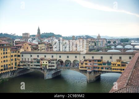 Ponte Vecchio sul fiume Arno a Firenze, Toscana, Italia Foto Stock